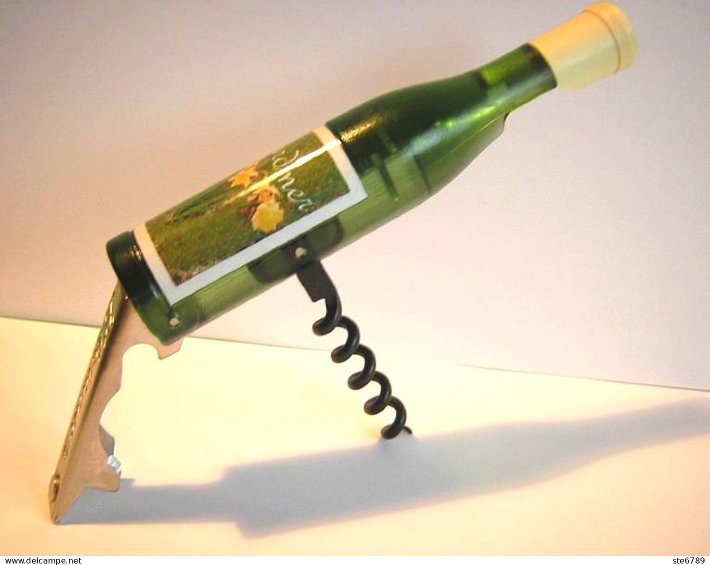 TIRE BOUCHON DECAPSULEUR MAGNET En Forme De Bouteille De VIN Blanc - Bottle Openers