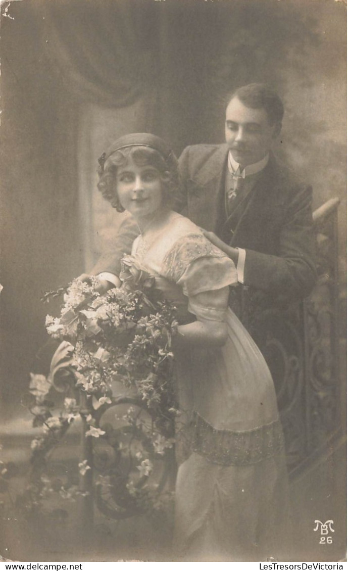 COUPLE - Un Homme Et Une Femme Tenant Des Fleurs   - Cartes Postales Ancienne - Paare