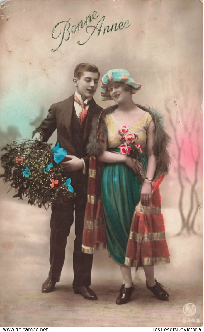 COUPLE - Bonne Année - Un Couple Habillé Pour Les Fêtes - Fleurs - Colorisé - Cartes Postales Ancienne - Paare