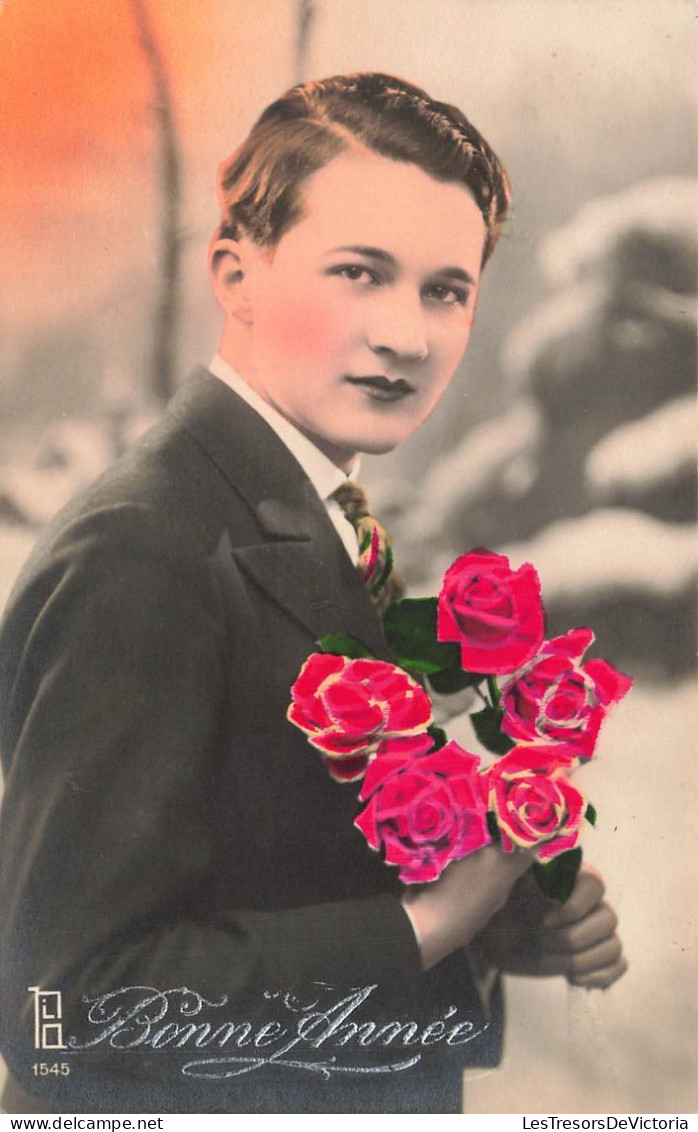 FANTAISIE - Homme - Bonne Année - Un Homme Avec Un Bouquet De Roses - Cartes Postales Ancienne - Männer