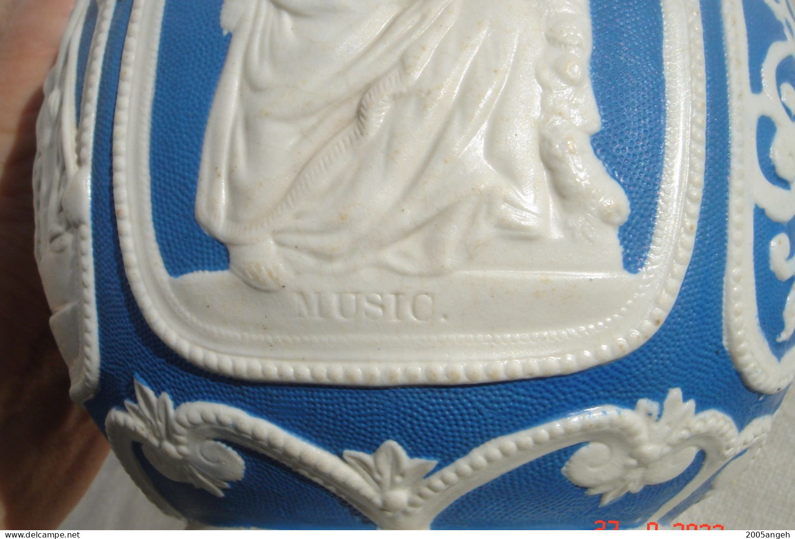 Pichet ancien Anglais en faïence bleu et décor blanc en relief  représentant les Sciences le Commerce la  Musique et le