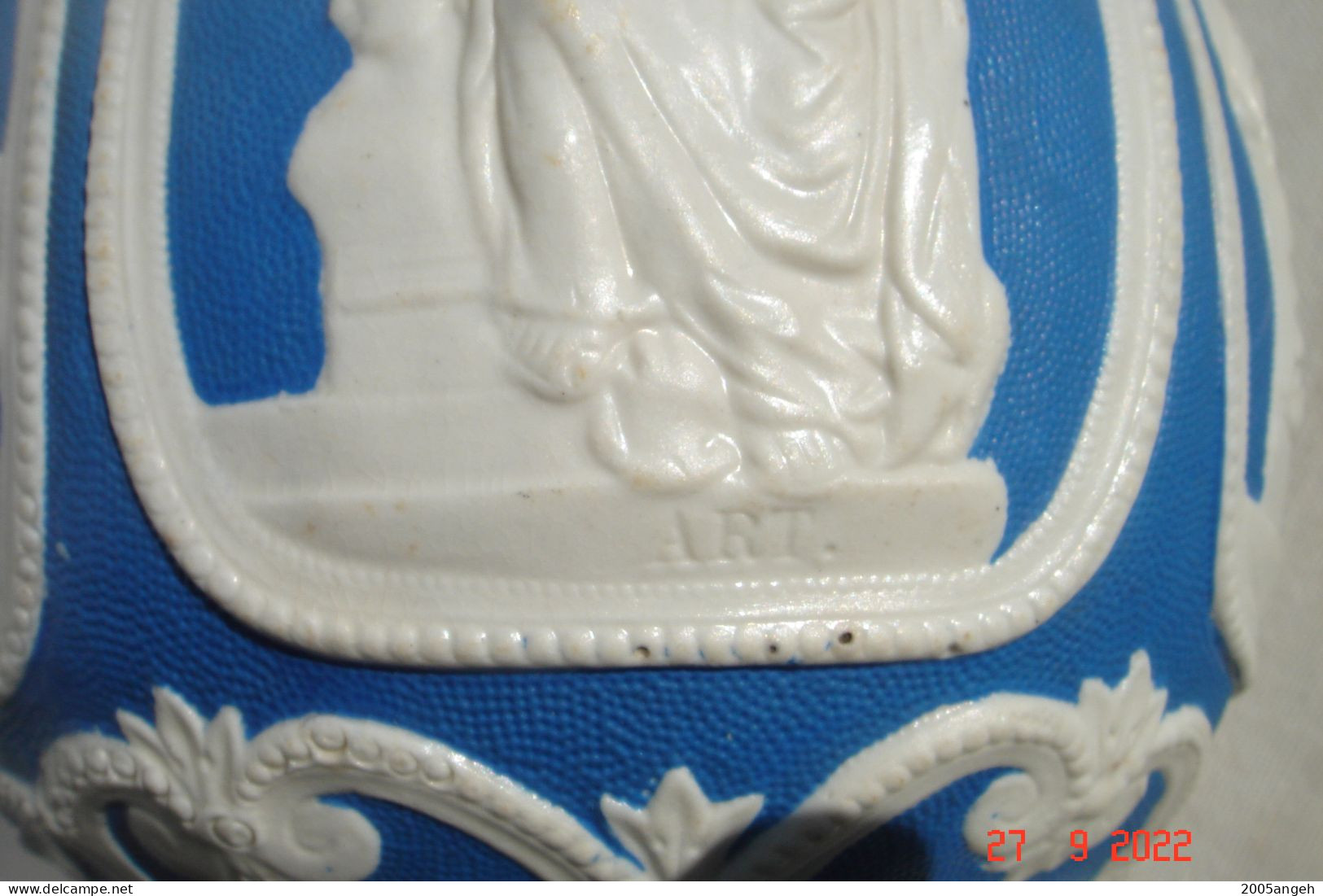 Pichet ancien Anglais en faïence bleu et décor blanc en relief  représentant les Sciences le Commerce la  Musique et le