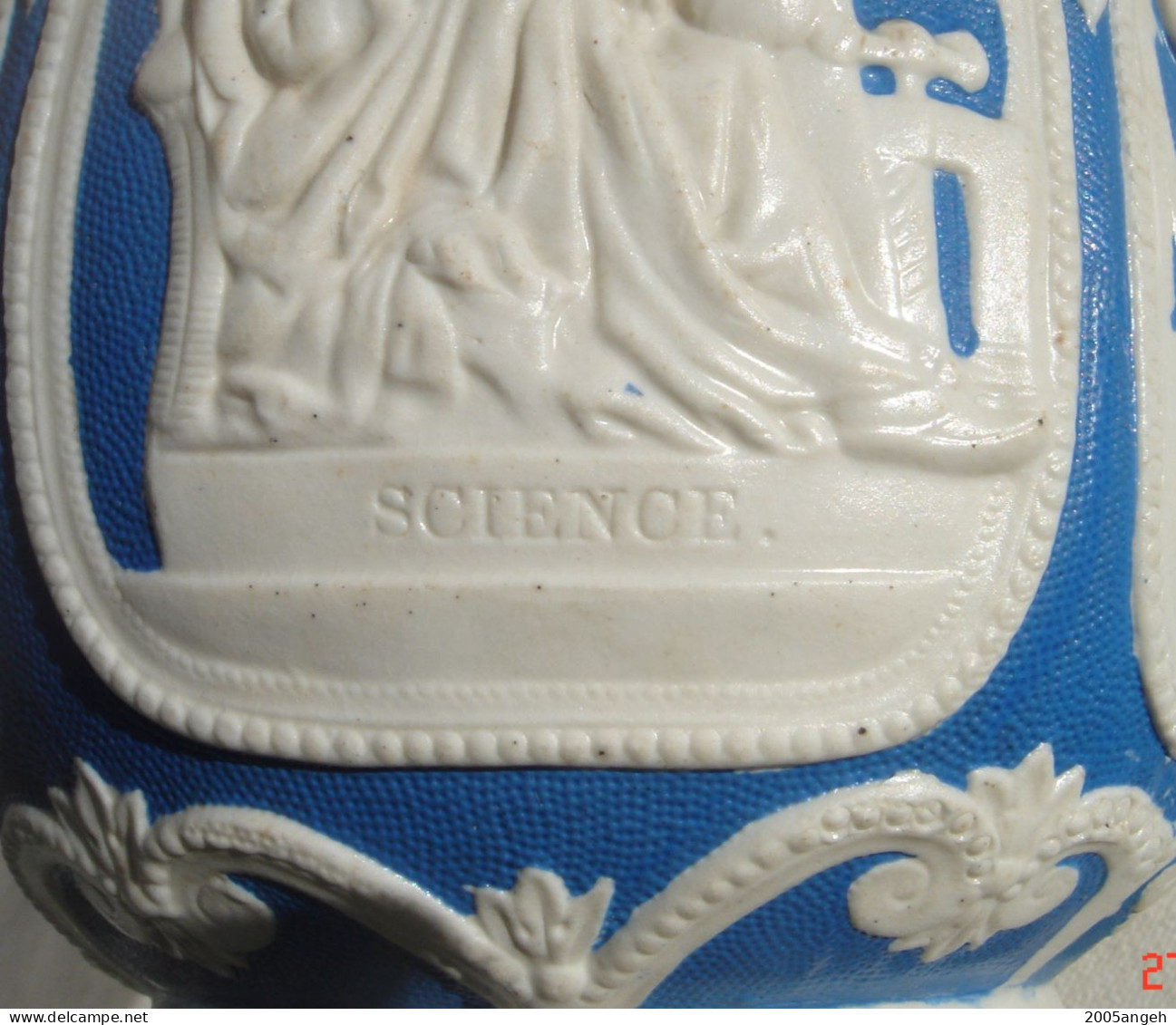 Pichet ancien Anglais en faïence bleu et décor blanc en relief  représentant les Sciences le Commerce la  Musique et le