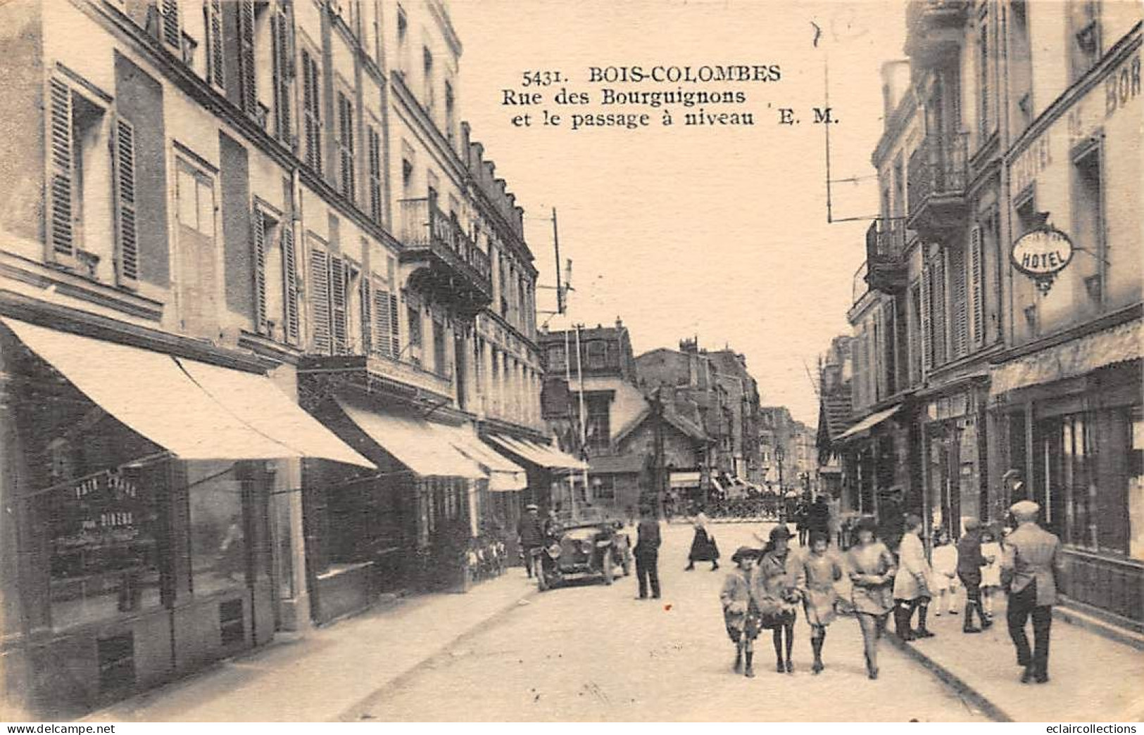 Bois Colombes          92       Rue Des Bourguignons Et Passage A Niveau    N°5431   (voir Scan) - Other & Unclassified