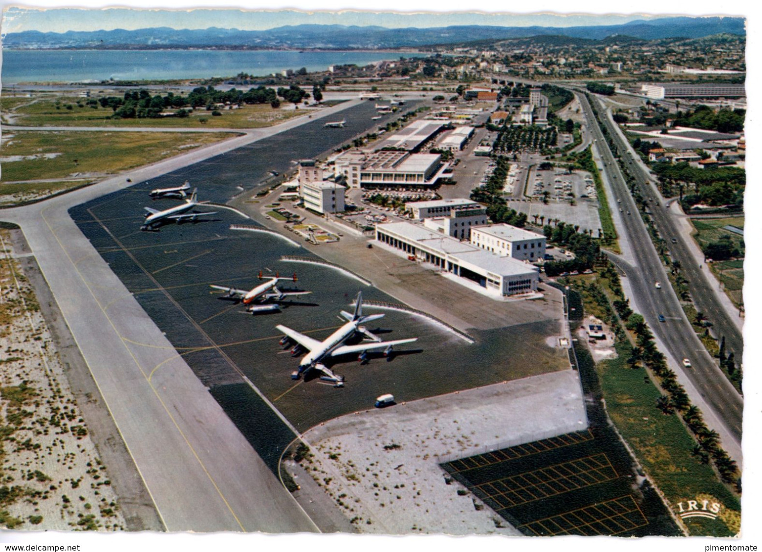 NICE L'AEROPORT NICE COTE D'AZUR VUE PRISE VERS CAGNES ET ANTIBES VUE AERIENNE 1967 - Transport Aérien - Aéroport