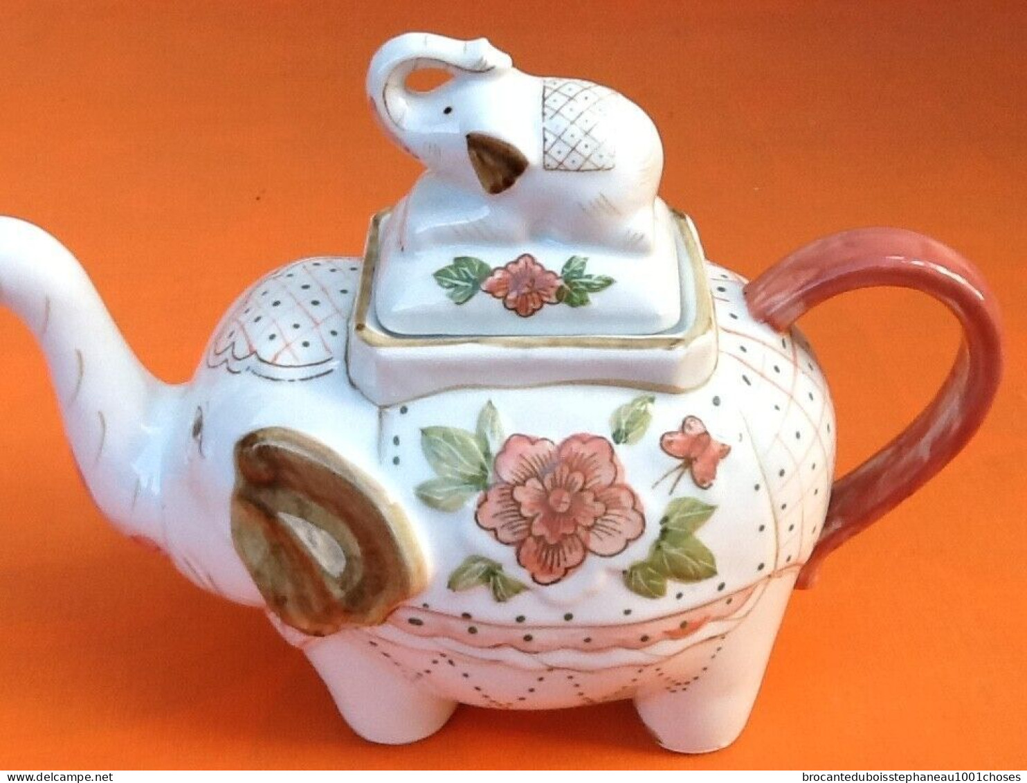 Théière  Porcelaine Blanche à Décor De Pivoines  Forme éléphant - Teapots