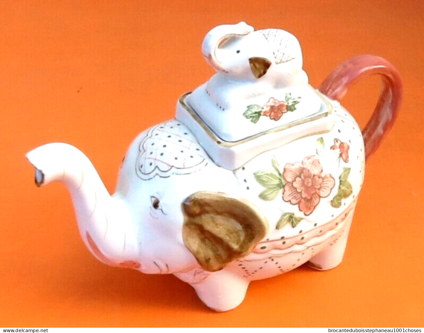 Théière  Porcelaine Blanche à Décor De Pivoines  Forme éléphant - Teapots