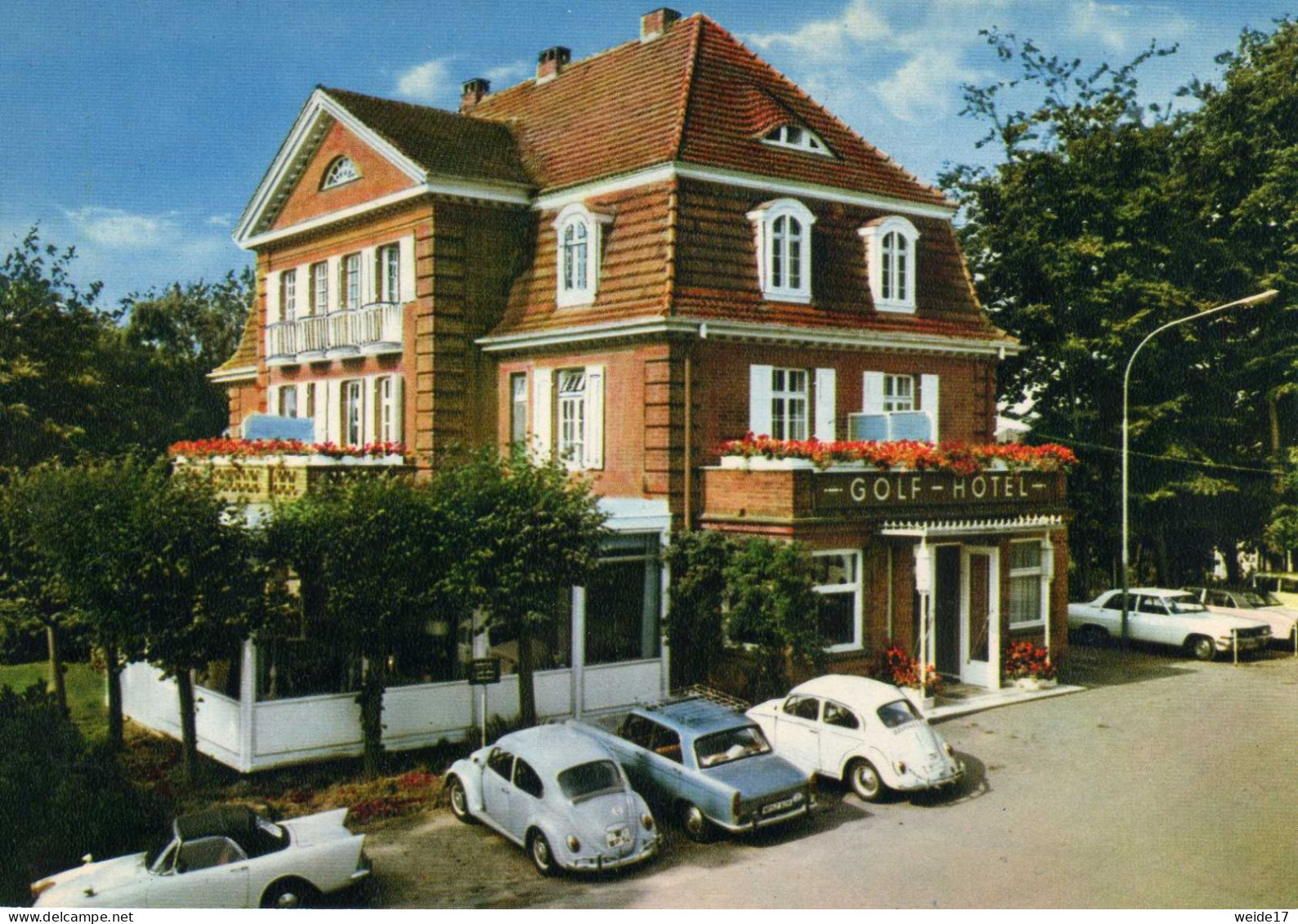 05198 - Ostseeheilbad TRAVEMÜNDE - Zwei VW-Käfer Vor Dem Golf-Hotel "Seetempel" - Lübeck-Travemünde