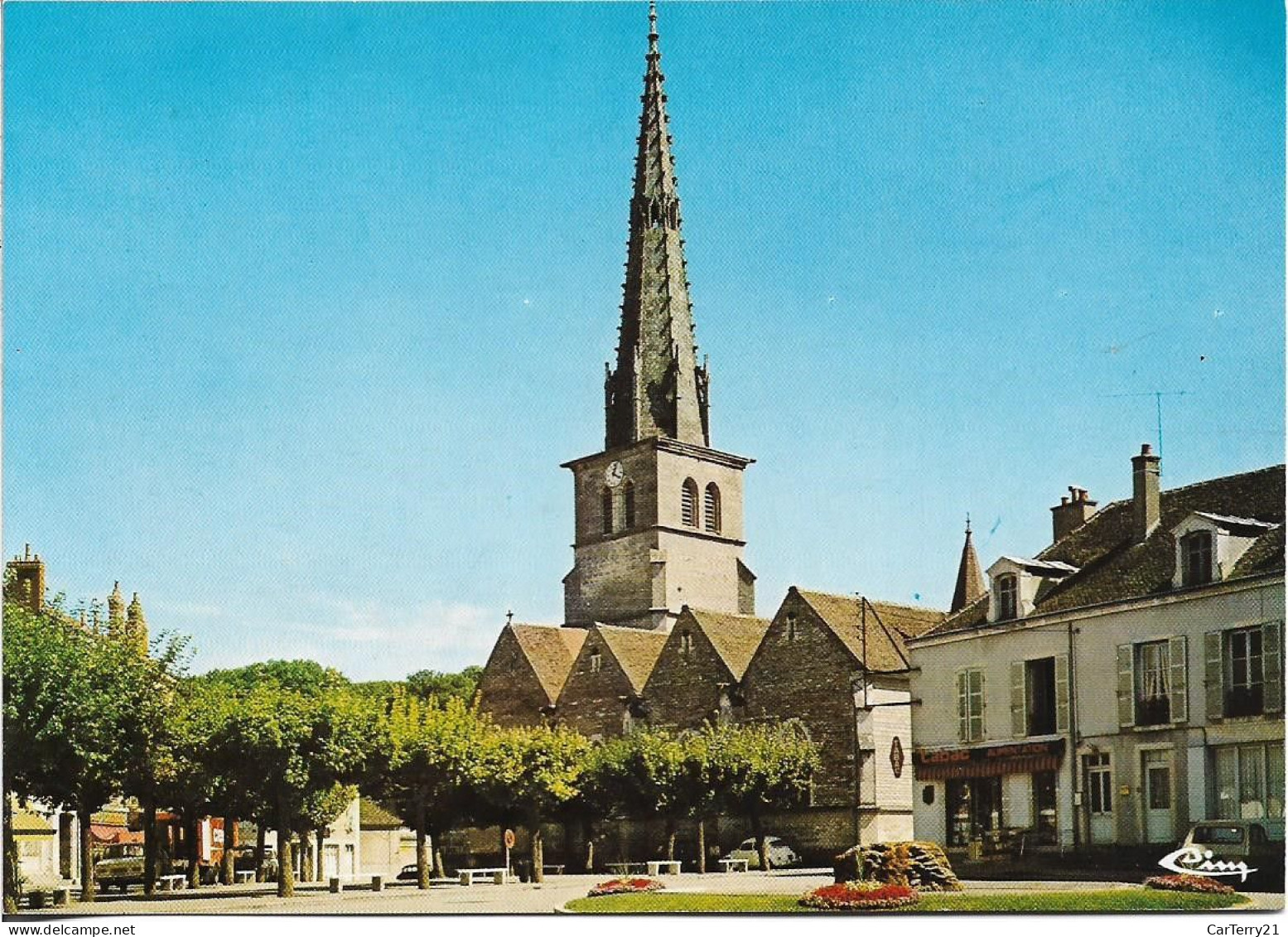 CPM. 21 MEURSAULT. PLACE DE L'HÔTEL DE VILLE. EGLISE SAINT NICOLAS. - Meursault