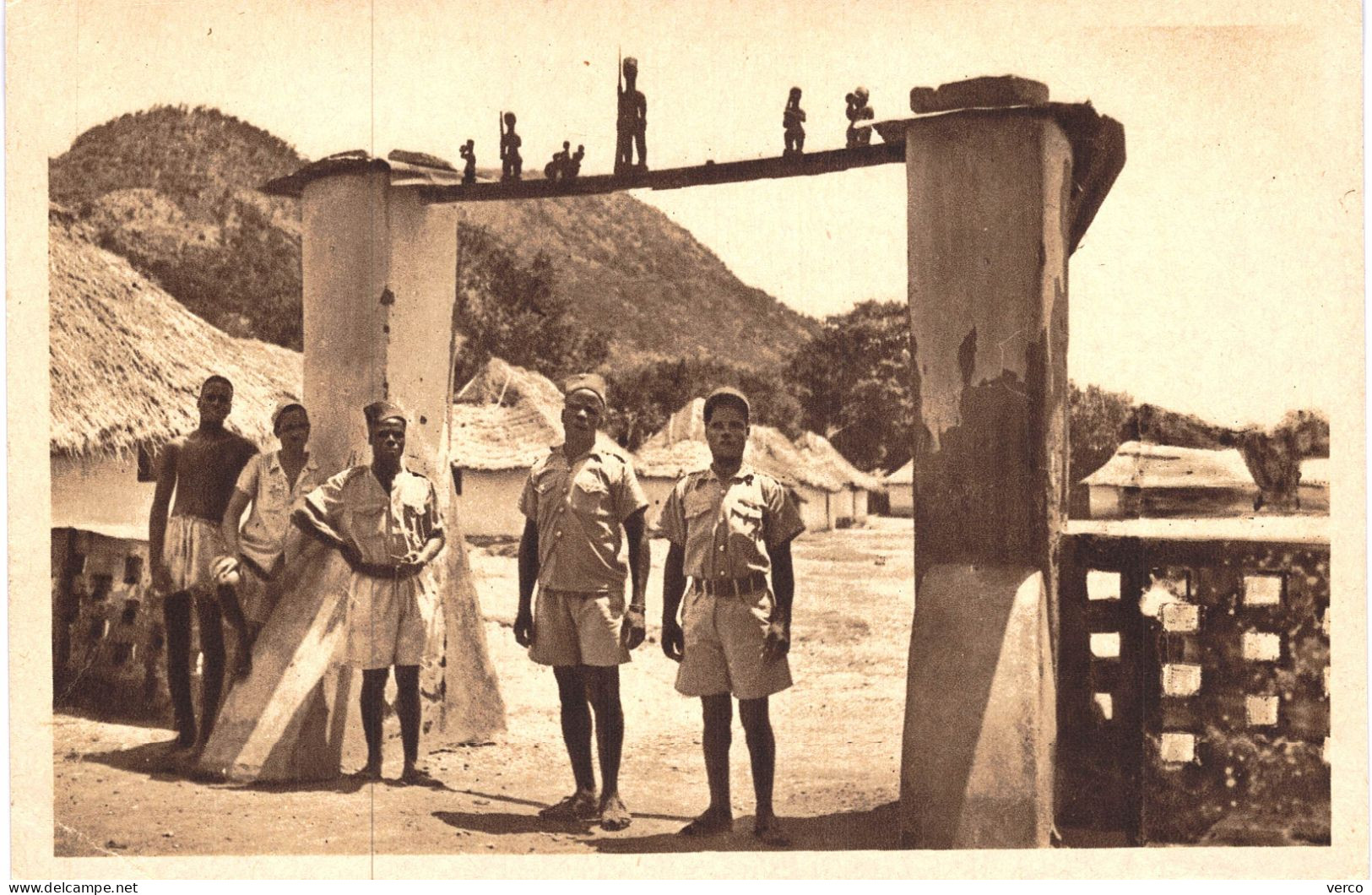 Carte POSTALE Ancienne De  SAVALOU -  Entrée Du Camp Des Gardes - Benin