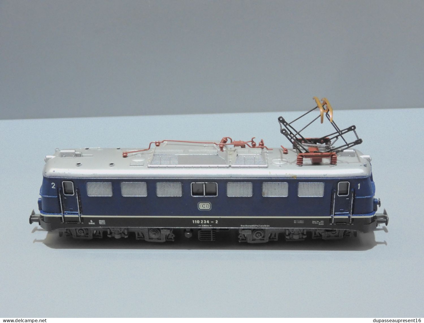 - LOCOMOTIVE ELECTRIQUE JOUEF 8864 Br 110 234-2 De La DB. Couleur Bleue   E - Locomotieven