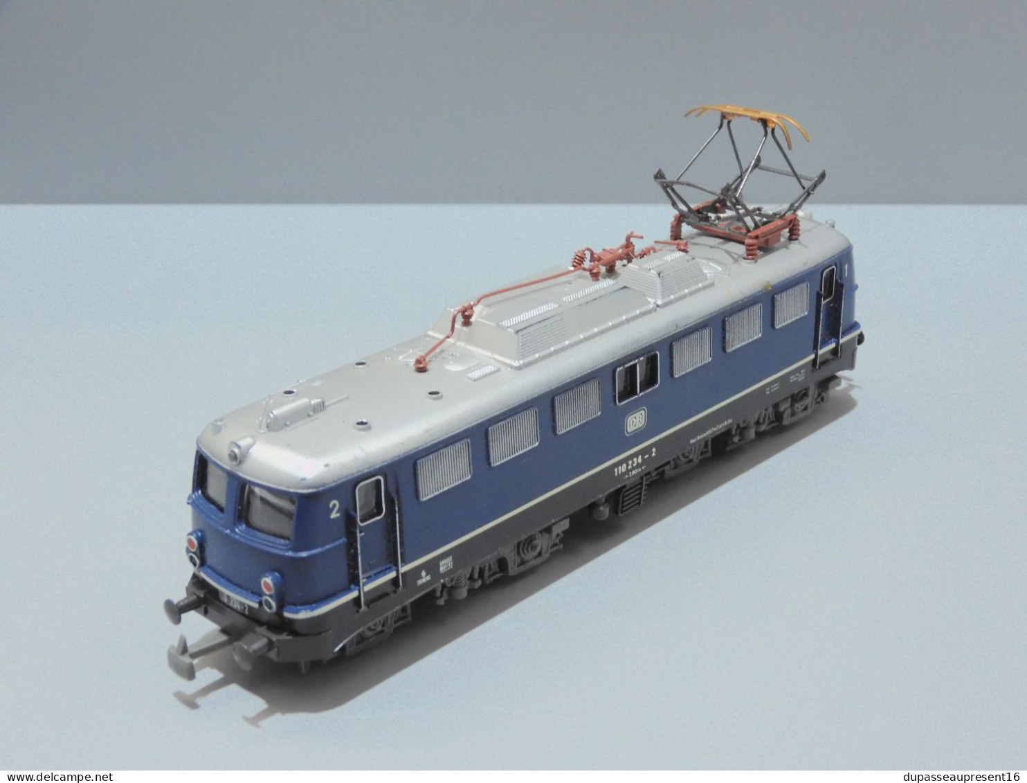 - LOCOMOTIVE ELECTRIQUE JOUEF 8864 Br 110 234-2 De La DB. Couleur Bleue   E - Loks