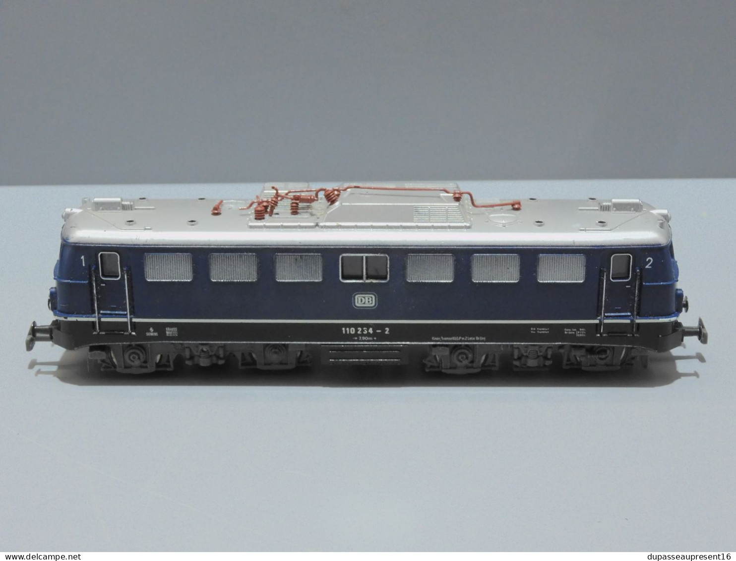 - LOCOMOTIVE ELECTRIQUE JOUEF 8864 Br 110 234-2 de la DB. Couleur bleue   E