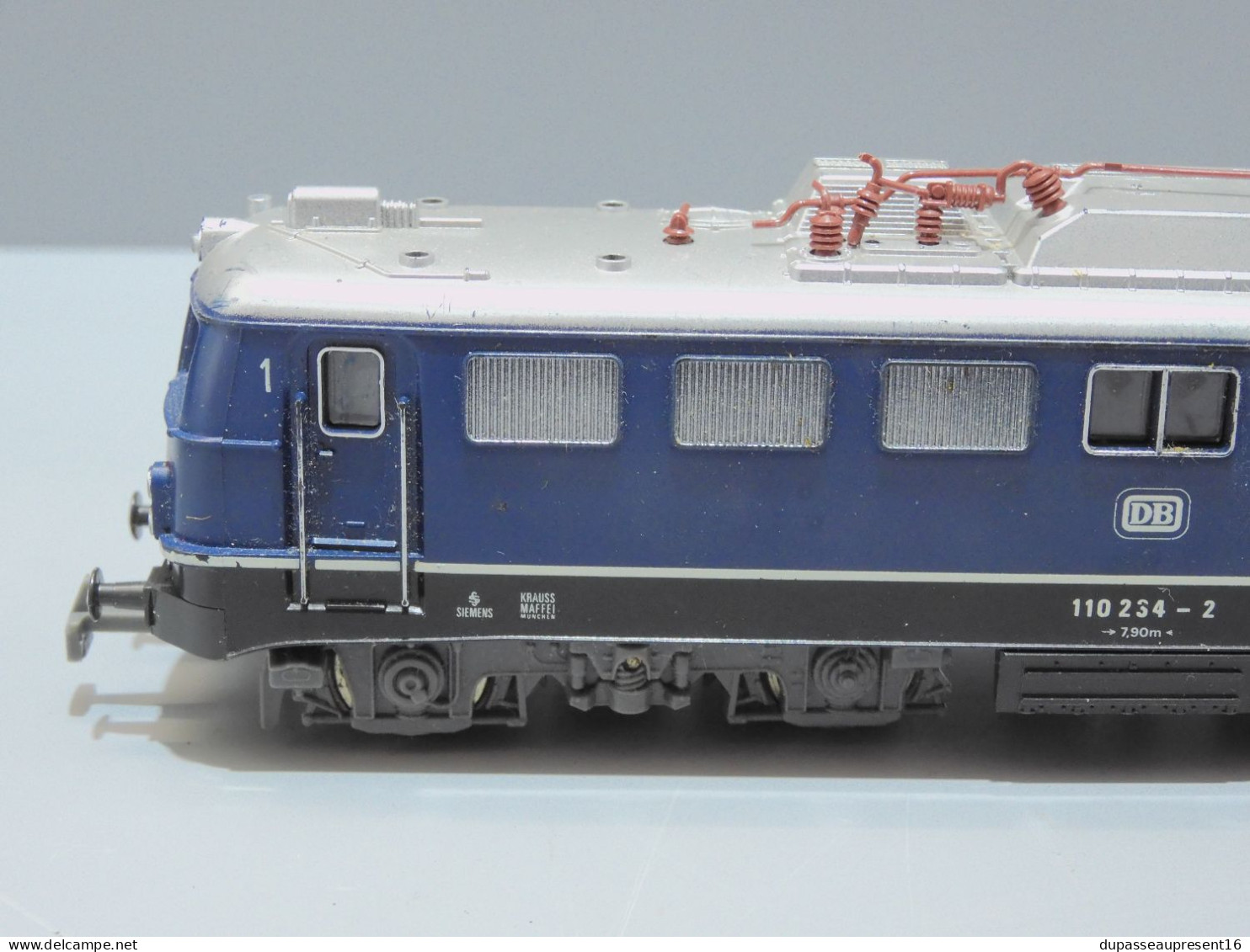 - LOCOMOTIVE ELECTRIQUE JOUEF 8864 Br 110 234-2 de la DB. Couleur bleue   E