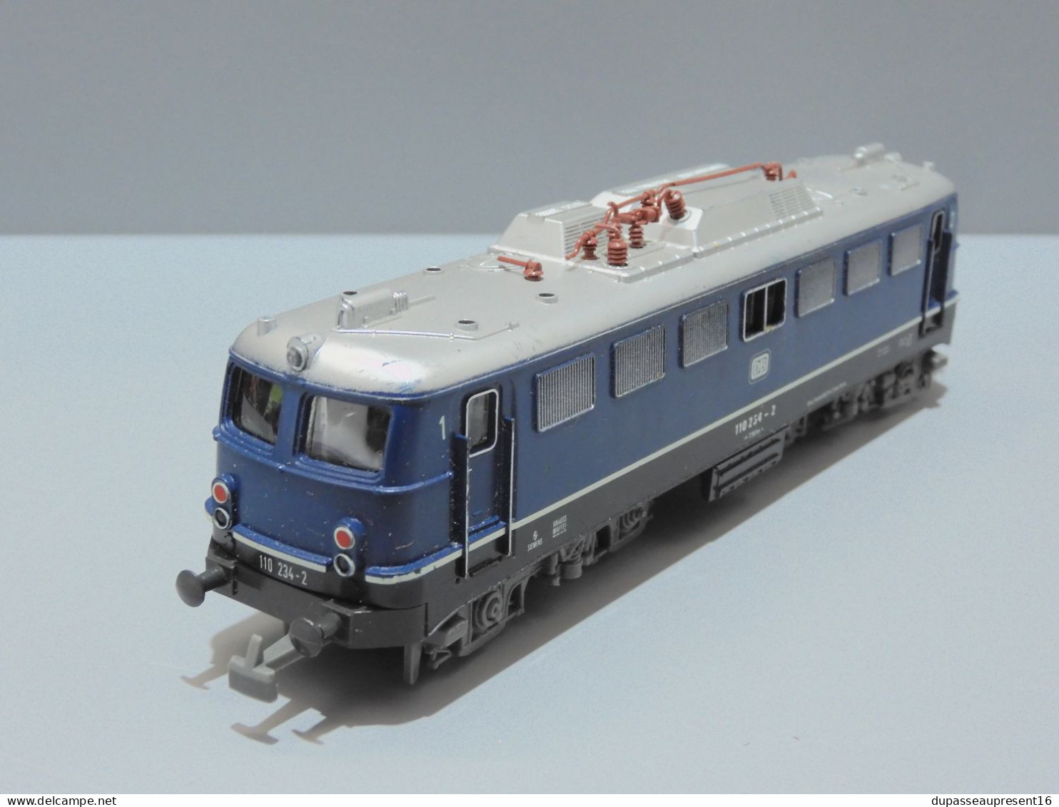 - LOCOMOTIVE ELECTRIQUE JOUEF 8864 Br 110 234-2 de la DB. Couleur bleue   E