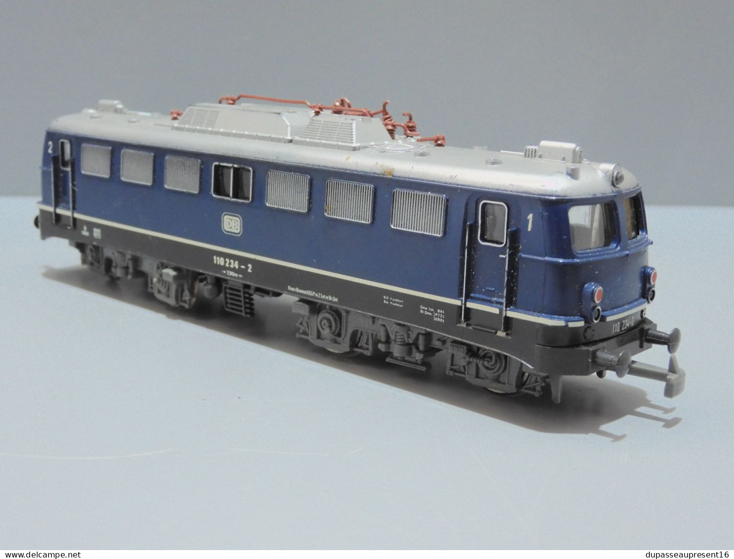 - LOCOMOTIVE ELECTRIQUE JOUEF 8864 Br 110 234-2 de la DB. Couleur bleue   E