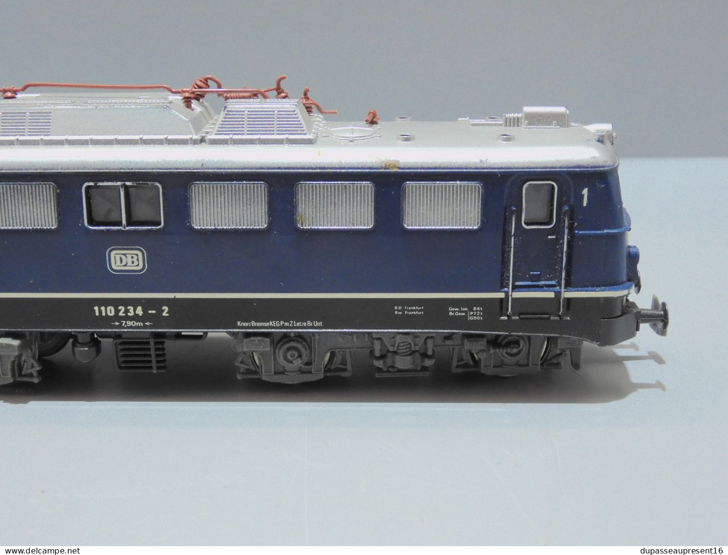 - LOCOMOTIVE ELECTRIQUE JOUEF 8864 Br 110 234-2 de la DB. Couleur bleue   E