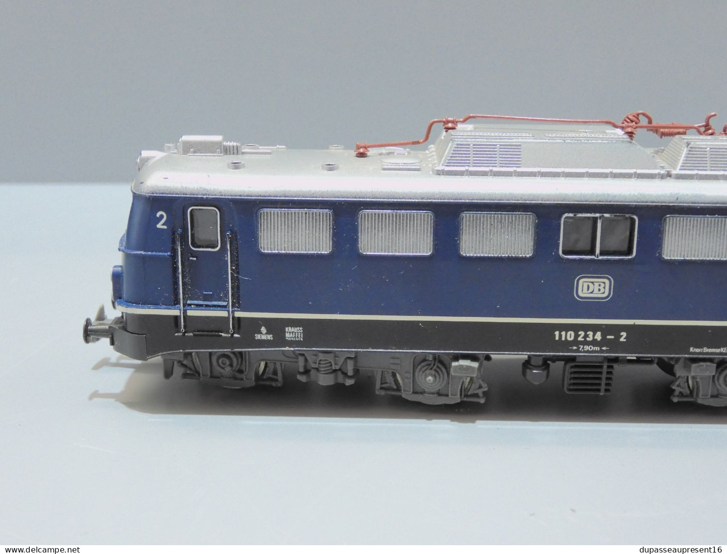 - LOCOMOTIVE ELECTRIQUE JOUEF 8864 Br 110 234-2 de la DB. Couleur bleue   E