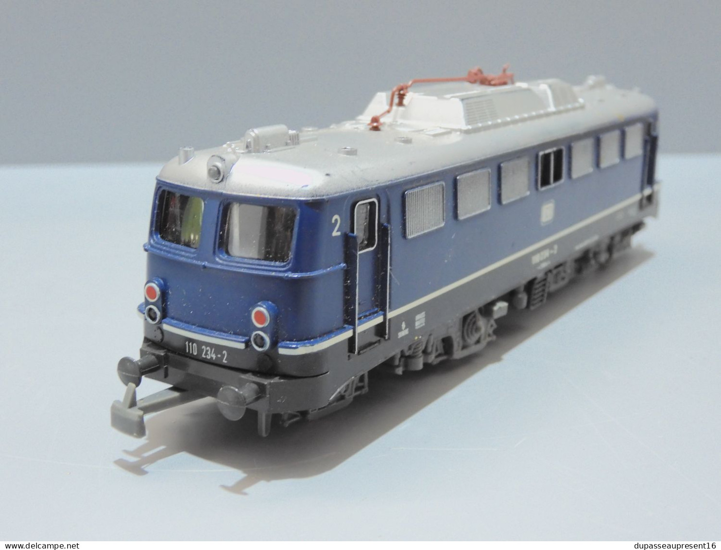 - LOCOMOTIVE ELECTRIQUE JOUEF 8864 Br 110 234-2 de la DB. Couleur bleue   E