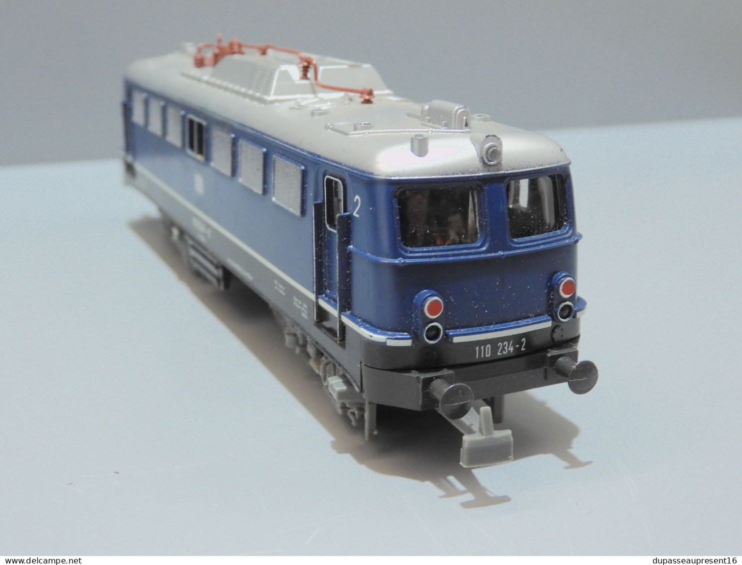 - LOCOMOTIVE ELECTRIQUE JOUEF 8864 Br 110 234-2 de la DB. Couleur bleue   E