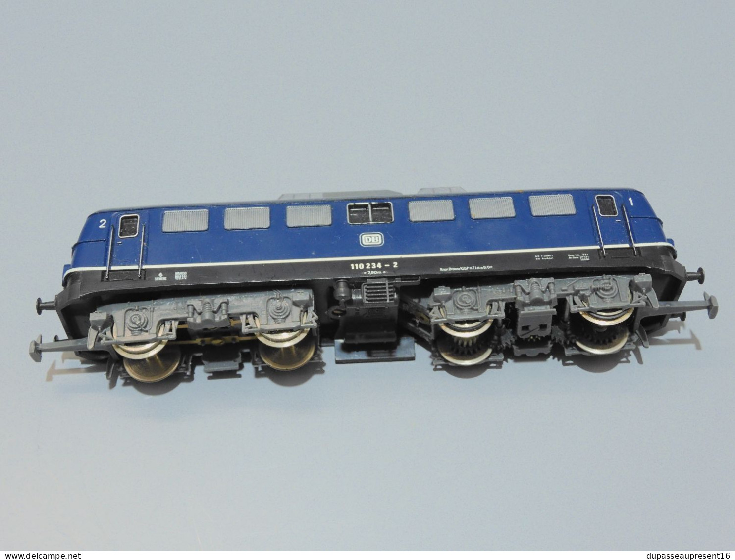 - LOCOMOTIVE ELECTRIQUE JOUEF 8864 Br 110 234-2 de la DB. Couleur bleue   E