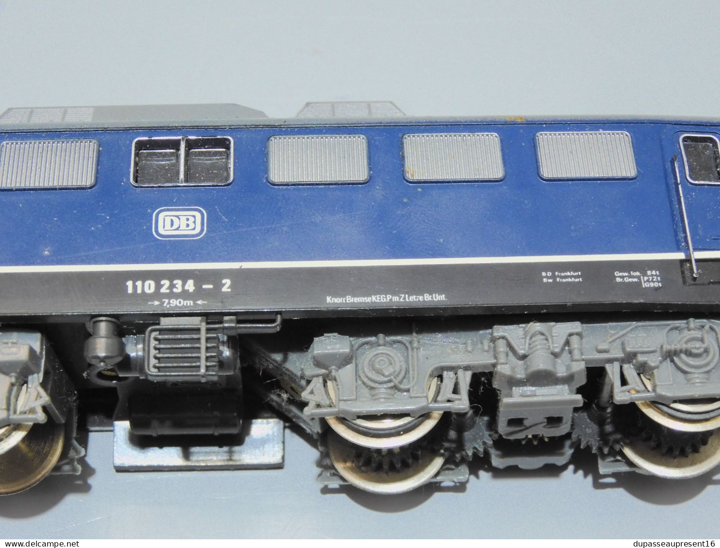 - LOCOMOTIVE ELECTRIQUE JOUEF 8864 Br 110 234-2 de la DB. Couleur bleue   E