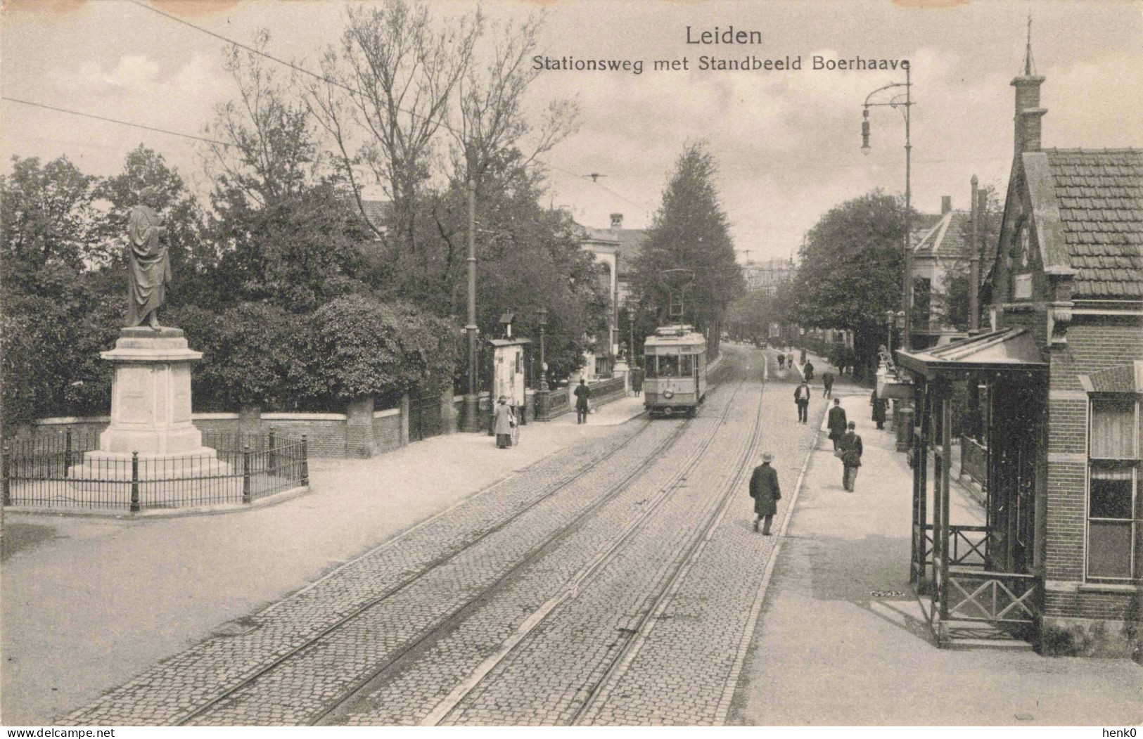 Leiden Stationsweg Met Tram En Standbeeld Boerhaave K6259 - Leiden