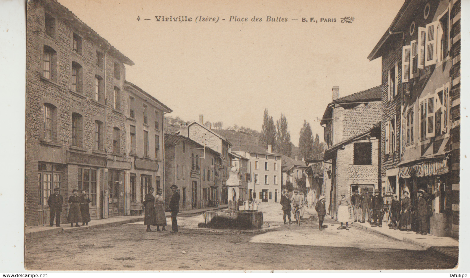 Viriville 38  Carte Non Circulée La Place Des Buttes Tres Tres Animée Devant Café A Gauche Epcerie Et Monument - Viriville