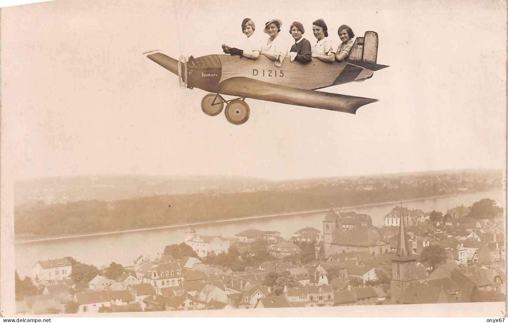 Carte Postale Photo Montage -AVION FICTIF "Junkers" Femmes  En Vol Au Dessus De Bacharach Aviatik-Aviation - Fotografie