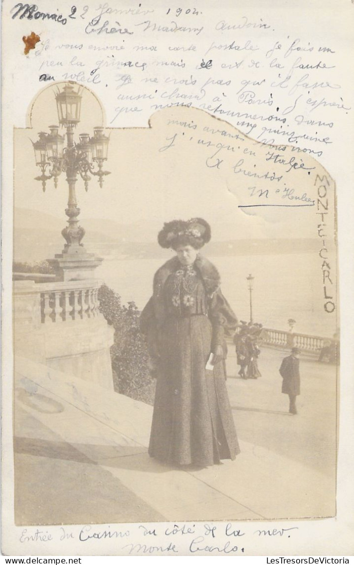 MONACO - Carte Photo - Femme Posant Devant L'entree Du Casino Coté Mer - Monte Carlo - Carte Postale Ancienne - Monte-Carlo