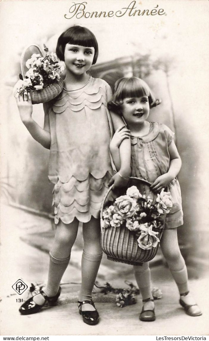 ENFANTS - Bonne Année - Petites Filles Tenant Des Paniers De Fleurs - Cartes Postales Ancienne - Autres & Non Classés