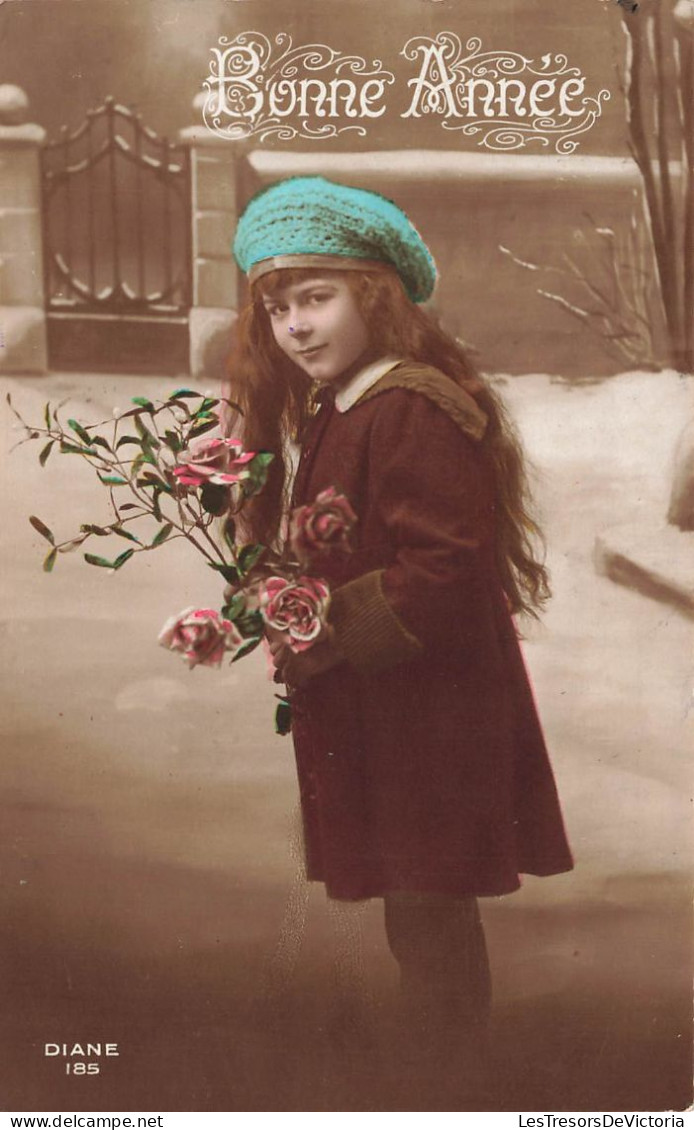 ENFANTS - Bonne Année - Une Fille Dans La Neige Avec Des Roses - Bonnet Bleu - Diane - Cartes Postales Ancienne - Autres & Non Classés