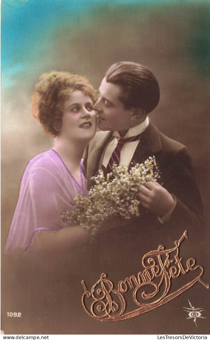 COUPLE - Bonne Fête - Un Homme Embrassant La Joue De Sa Femme - Fleurs - Cartes Postales Ancienne - Couples