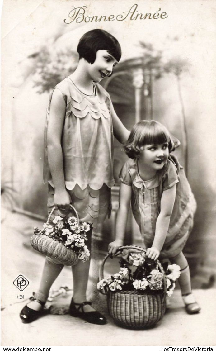 ENFANT - Bonne Année - Deux Fillettes Avec Des Paniers De Roses - Cartes Postales Ancienne - Autres & Non Classés