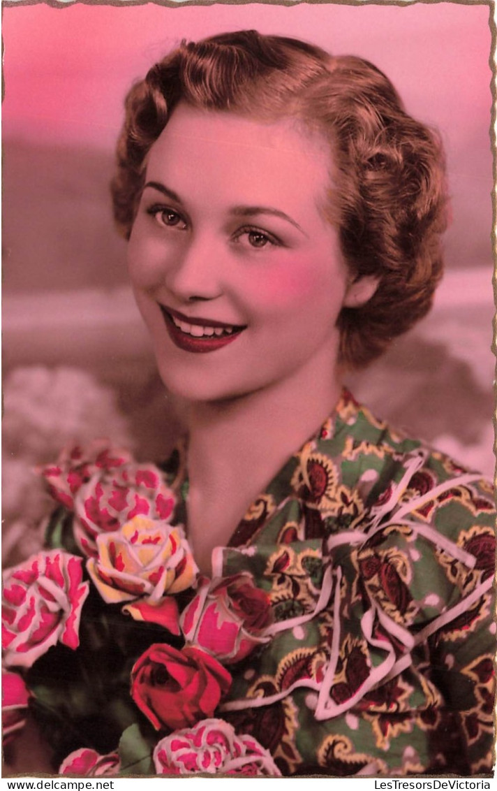 FANTAISIE - Femme - Une Femme Avec Un Bouquet De Fleurs - Blouse Imprimée - Blonde - Cartes Postales Ancienne - Frauen