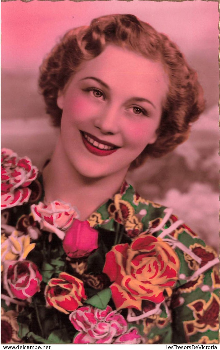 FANTAISIE - Femme - Une Femme Avec Un Bouquet De Fleurs - Blouse Imprimée - Blonde - Cartes Postales Ancienne - Frauen