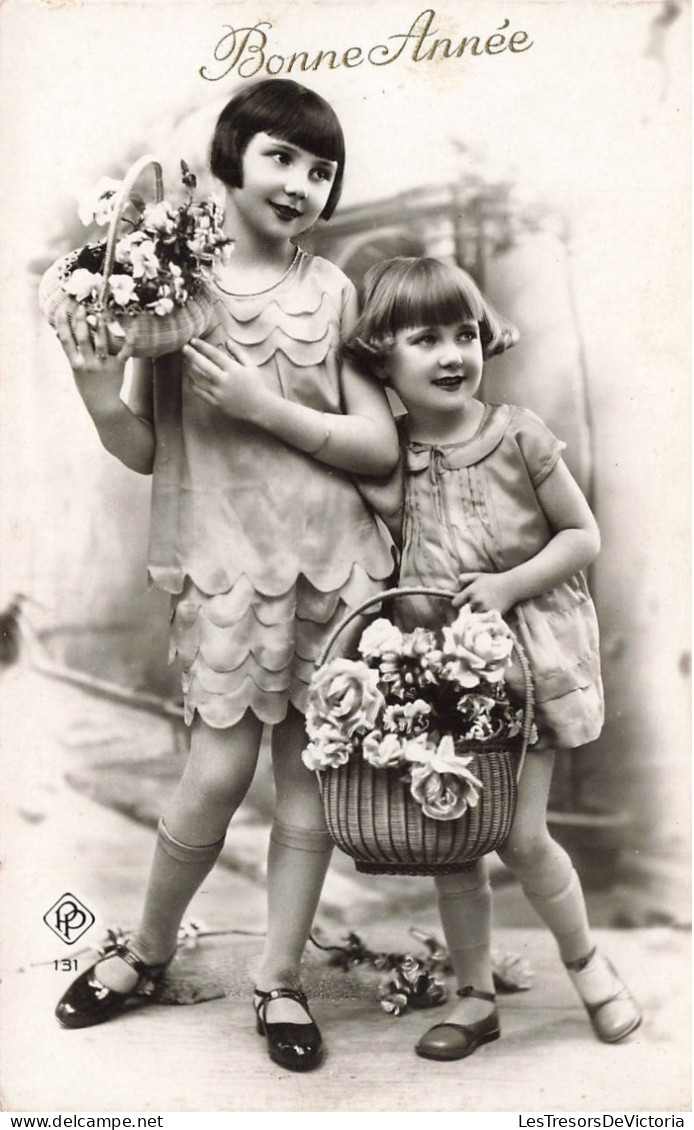 ENFANTS - Bonne Année - Deux Fillettes Avec Des Paniers De Fleurs - Cartes Postales Ancienne - Andere & Zonder Classificatie