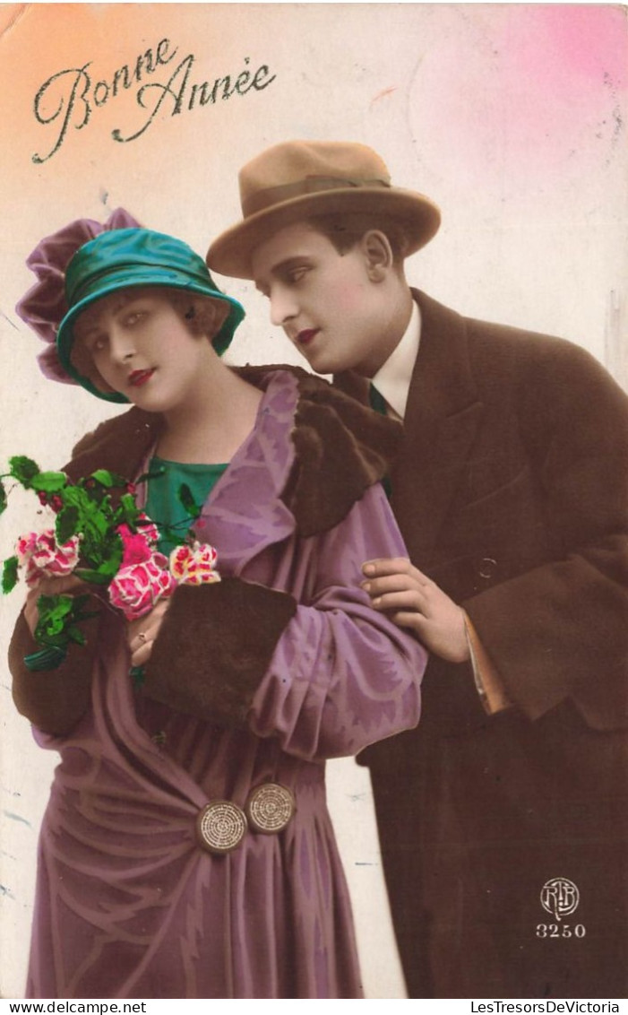 COUPLE  - Bonne Année - Un Couple Habillé Chaudement - Fleurs - Colorisé - Nels - Cartes Postales Ancienne - Paare