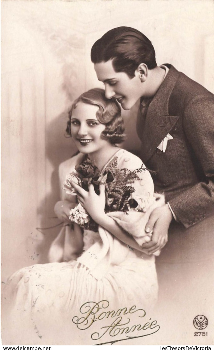 COUPLE - Bonne Année - Un Couple De Jeunes Marié Avec Un Bouquet De Fleurs - Cartes Postales Ancienne - Couples