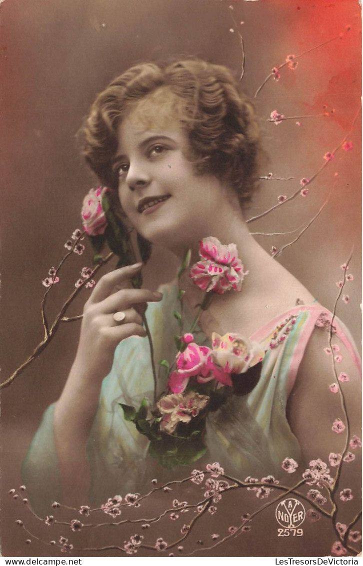 FANTAISIE - Femme - Une Femme Entourée De Fleurs - A Noyer - Colorisé - Cartes Postales Ancienne - Femmes