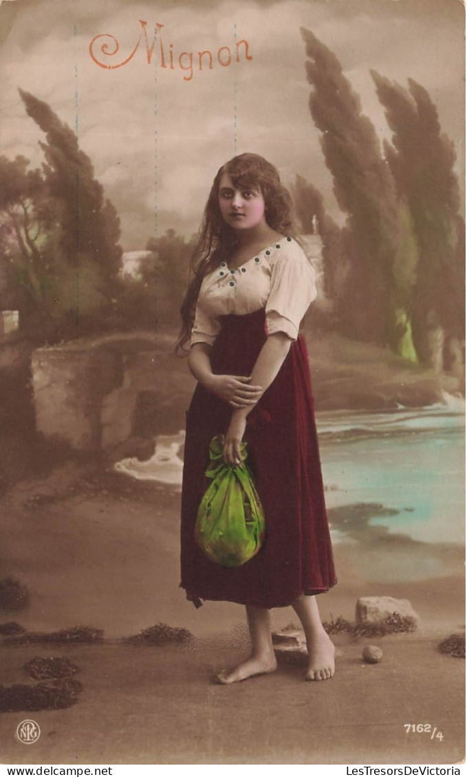 FANTAISIE - Femme - Mignon - Une Femme Avec Un Baluchon Vert - Colorisé - Cartes Postales Ancienne - Frauen