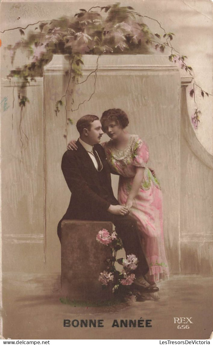 COUPLE - Bonne Année - Une Femme Assise Sur Les Genoux De Son Mari - Cartes Postales Ancienne - Coppie