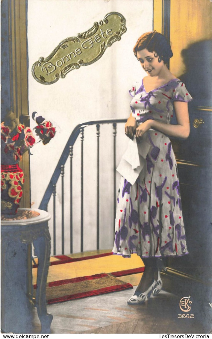 FANTAISIE - Femme - Bonne Fête - Une Femme Lisant Une Lettre Du Haut De L'escalier - Cartes Postales Ancienne - Frauen