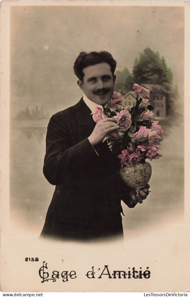 FANTAISIE - Gage D'Amitié - Un Homme Avec Un Vase De Fleurs - Cartes Postales Ancienne - Men