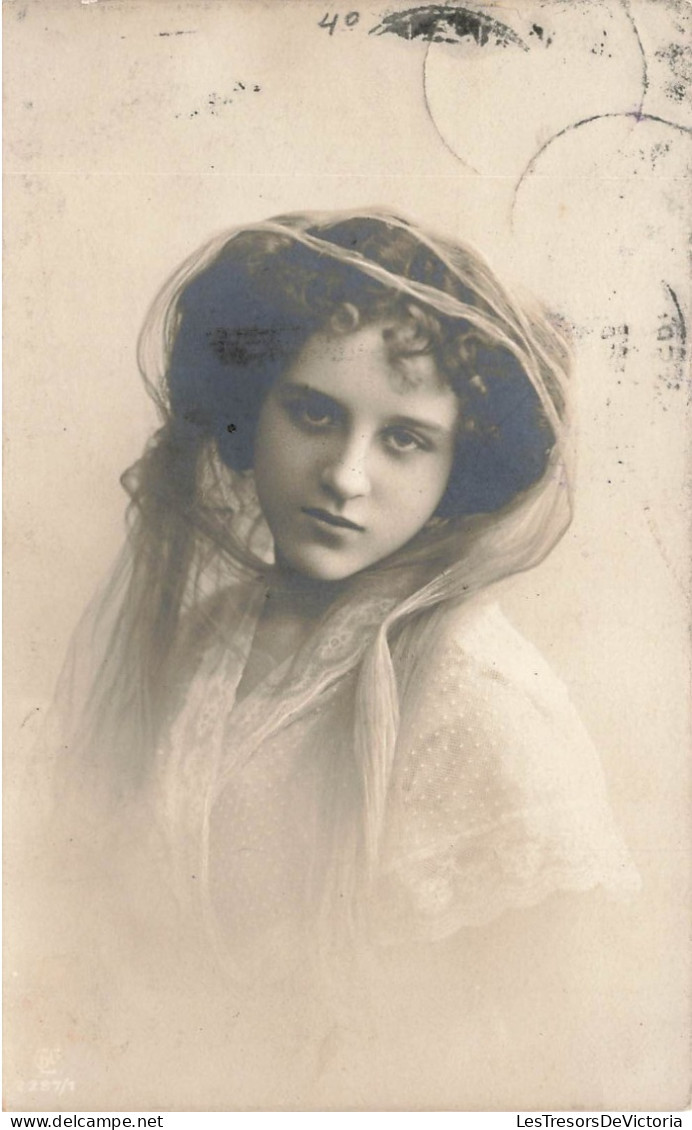 FANTAISIE - Femme - Femme Avec Un Voile Transparent Sur Les Cheveux - Cartes Postales Ancienne - Women