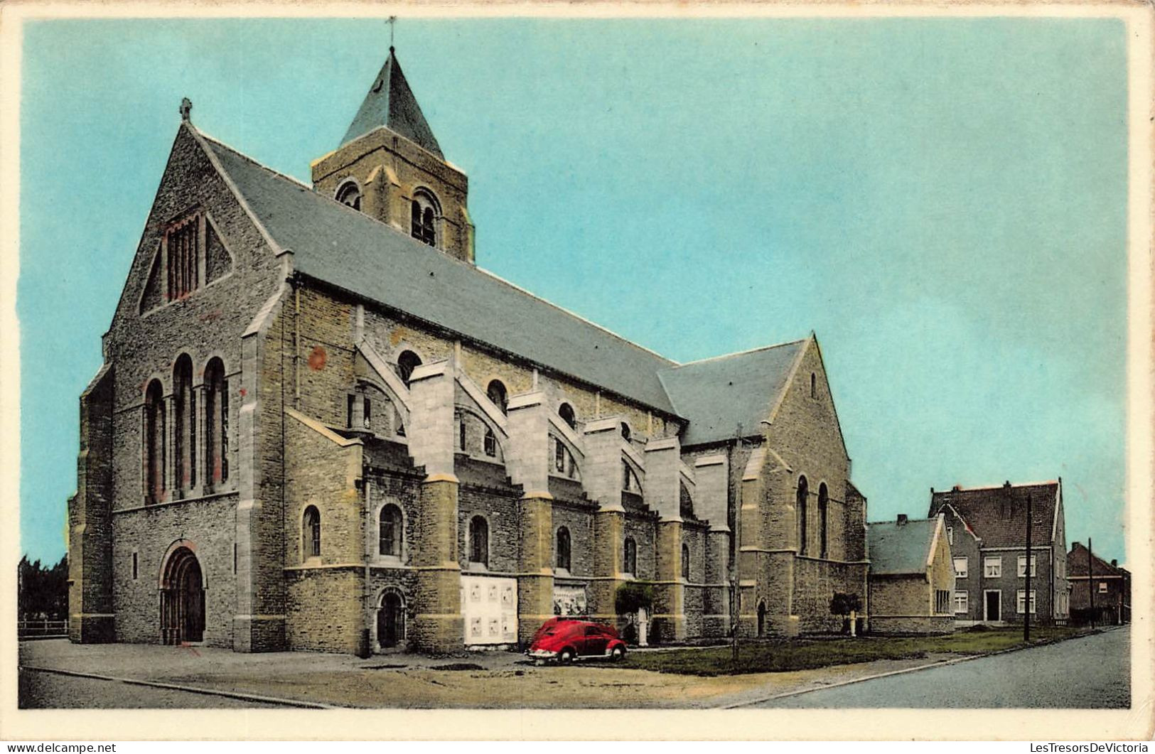 BELGIQUE - Waregem - Kerk H Familie - Voiture Rouge - Colorisé - Carte Postale Ancienne - Waregem