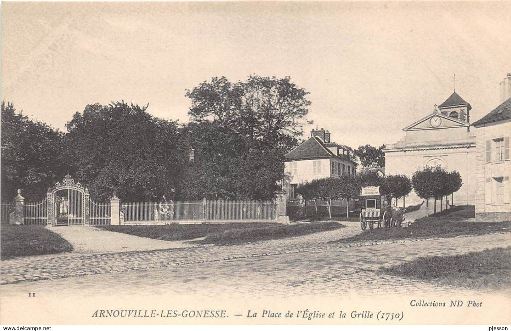 VAL D'OISE  95  ARNOUVILLE LES GONESSE - LA PLACE DE L'EGLISE ET LA GRILLE - Arnouville Les Gonesses