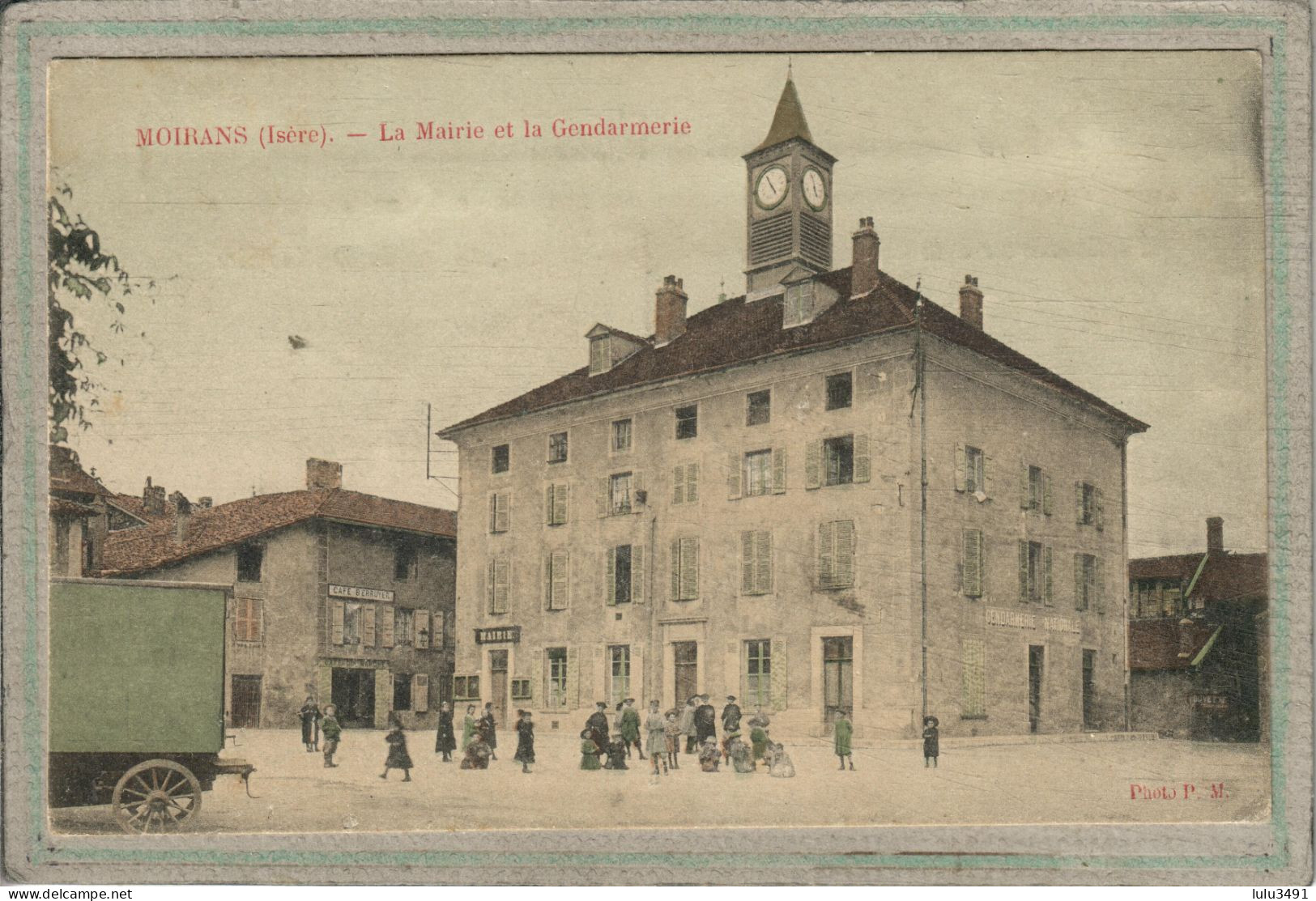 CPA - MOIRANS (38) - Aspect De La Gendarmerie, De La Mairie Et Du Café Berruyer Au Début Du Siècle - Carte Colorisée - Moirans