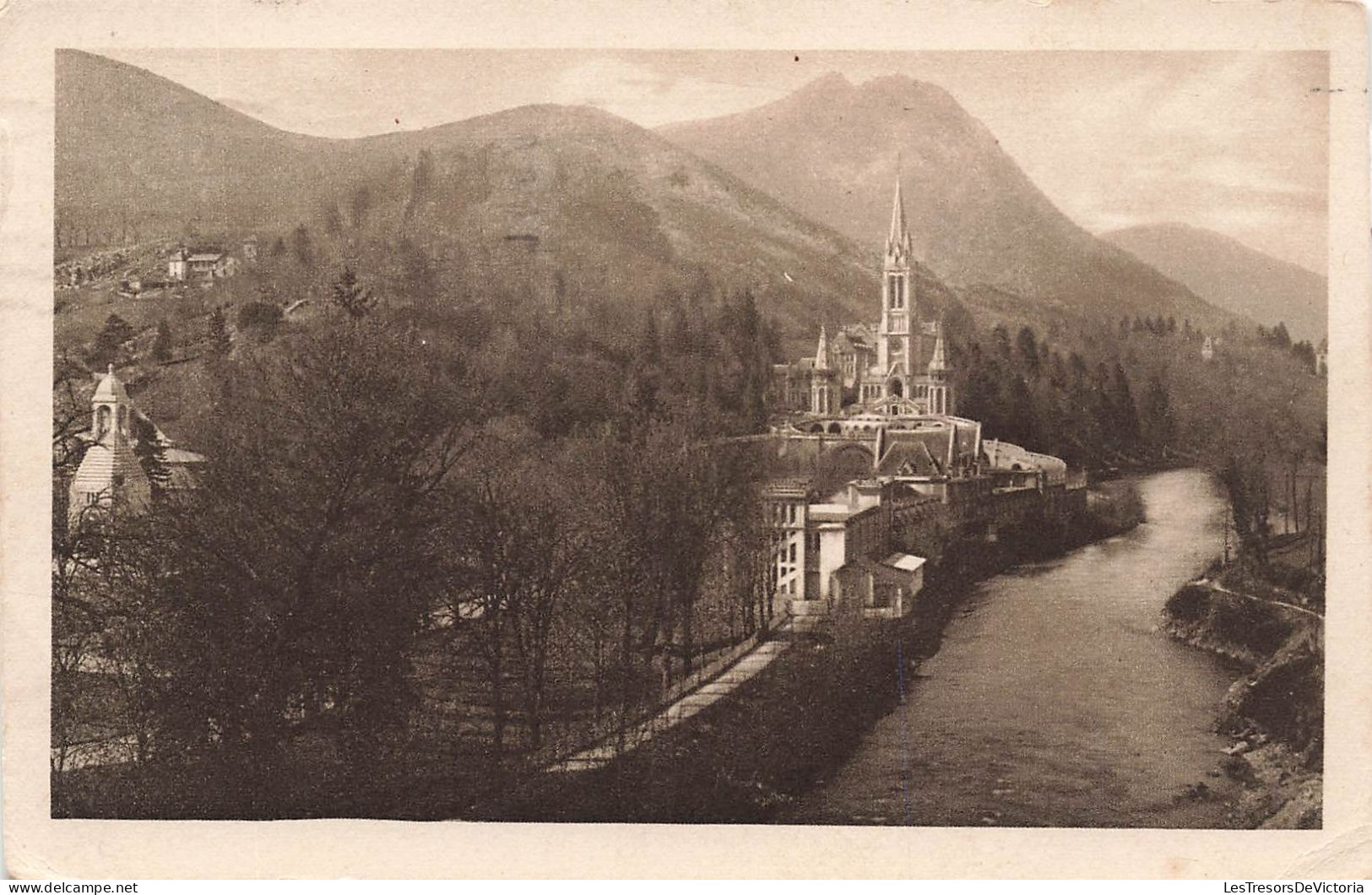 FRANCE - Lourdes - La Basilique Et Le Monument Interallié - Carte Postale Ancienne - Lourdes