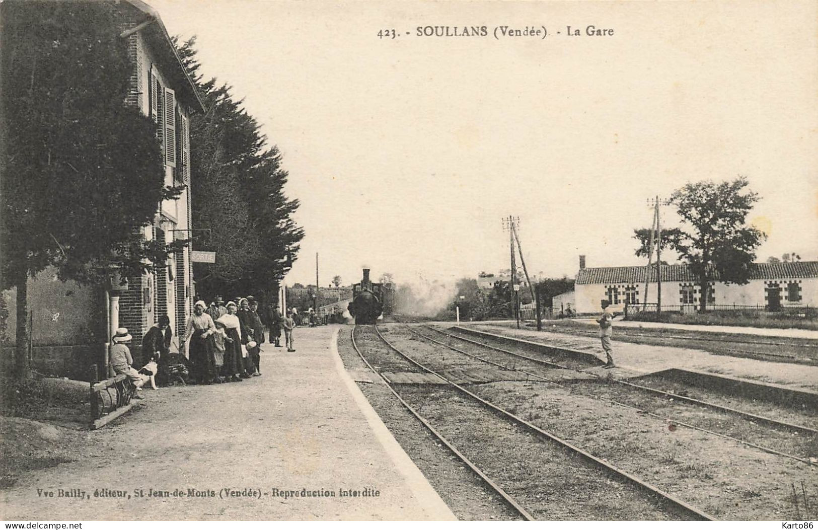 Soullans * La Gare * Arrivée Train Locomotive Machine Ligne Chemin De Fer Vendée * Enfants Villageois - Soullans